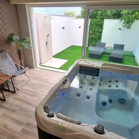 Hidden Gardens Luxury Apartments With Jacuzzi Lägenhet