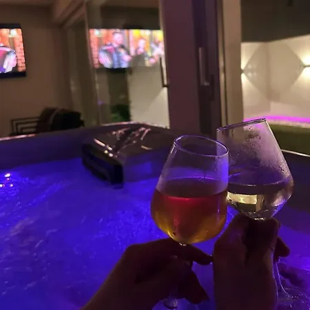 Lägenhet Hidden Gardens Luxury Apartments With Jacuzzi